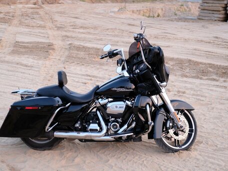 2017 Harley-Davidson Street Glide, чёрный, 1533241 рублей, вид 1