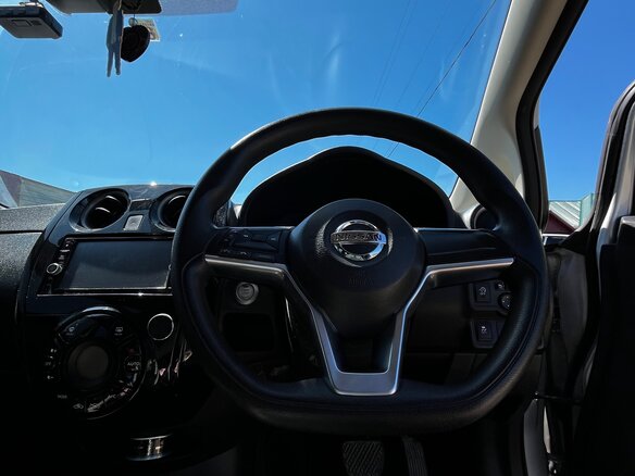 2017 Nissan Note II Рестайлинг, серебристый, 999999 рублей - вид 4