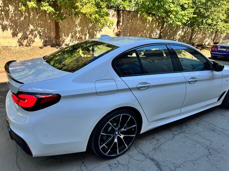 2017 BMW 5 серии 520d xDrive VII (G30/G31/G38), белый, 3490000 рублей, вид 4