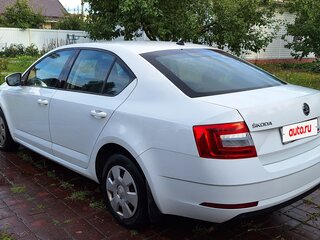 2017 Skoda Octavia III (A7) Рестайлинг, белый, 1400000 рублей, вид 4