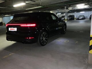 2020 Porsche Cayenne III, чёрный, 4700000 рублей, вид 3