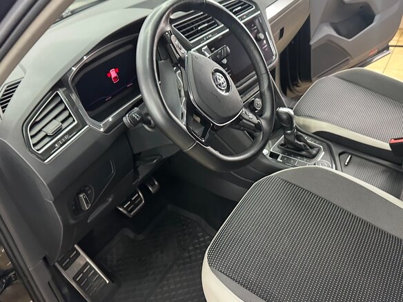 2019 Volkswagen Tiguan II, чёрный, 2950000 рублей - вид 4