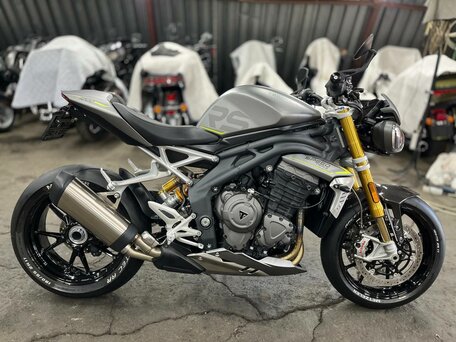 2021 Triumph Speed Triple, серый, 1520000 рублей, вид 3