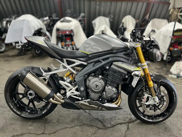2021 Triumph Speed Triple, серый, 1520000 рублей - вид 2