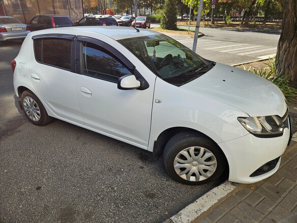 2017 Renault Sandero II, белый, 875000 рублей - вид 1
