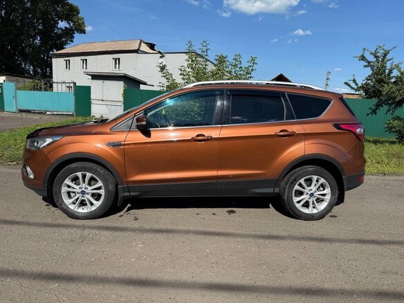 2017 Ford Kuga II Рестайлинг, коричневый, 1800000 рублей - вид 4