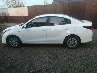 2021 Kia Rio IV Рестайлинг, белый, 1400000 рублей, вид 3