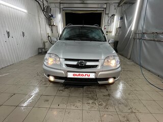2011 Chevrolet Niva I Рестайлинг, серебристый, 450000 рублей, вид 1