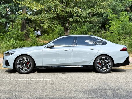 2026 BMW 5 серии 530i xDrive VIII (G60/G61/G68), серый, 10300000 рублей, вид 3