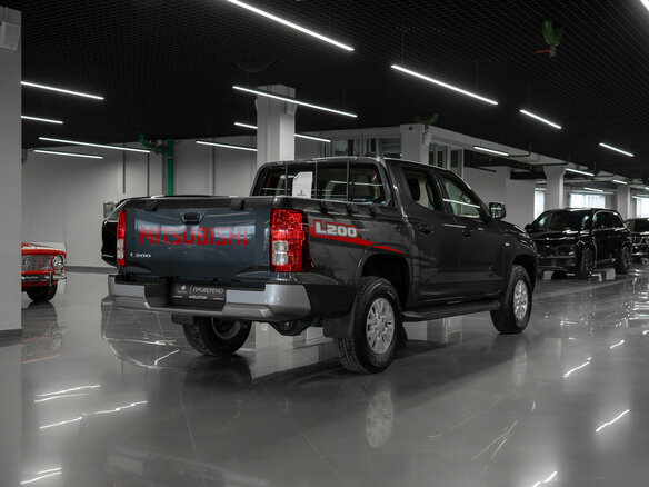2025 Mitsubishi L200 VI, серый, 4850000 рублей - вид 4