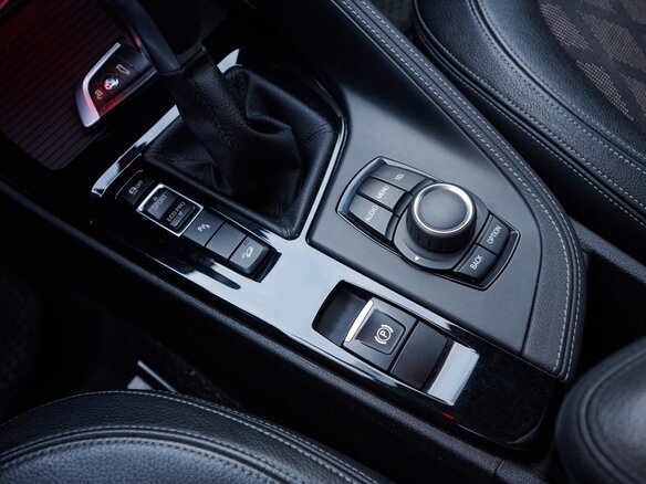 2015 BMW X1 20i xDrive II (F48), белый, 2140000 рублей - вид 20