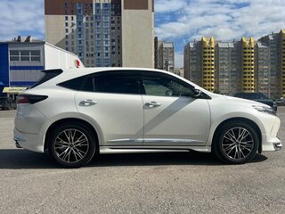 2017 Toyota Harrier III (XU60) Рестайлинг, белый, 3500000 рублей, вид 3