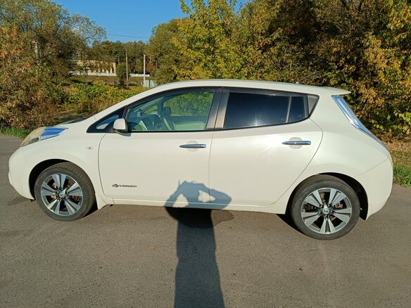 2013 Nissan Leaf (EM57) I (ZE0/AZE0), белый, 1280000 рублей - вид 7