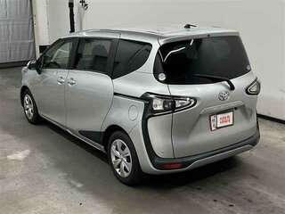 2019 Toyota Sienta II Рестайлинг, серебристый, 1750000 рублей, вид 1