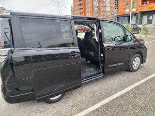 2018 Toyota Voxy III (R80) Рестайлинг, чёрный, 2350000 рублей, вид 3