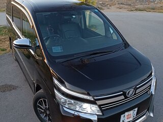 2015 Toyota Voxy III (R80), чёрный, 1900000 рублей, вид 4