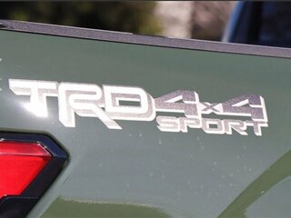 2024 Toyota Tundra CrewMax III, зелёный, 8065956 рублей, вид 3