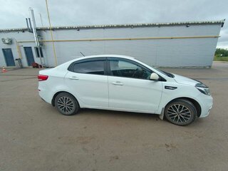 2016 Kia Rio III Рестайлинг, белый, 680000 рублей, вид 3