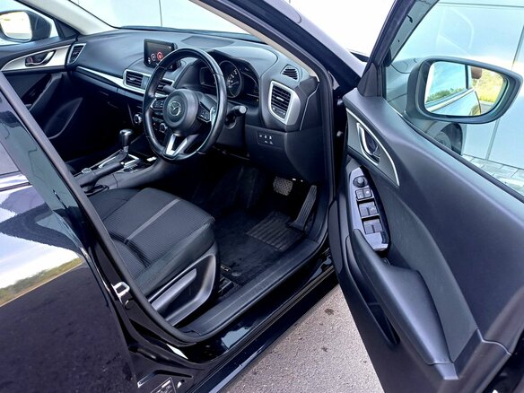 2018 Mazda 3 III (BM) Рестайлинг, чёрный, 1744000 рублей - вид 13