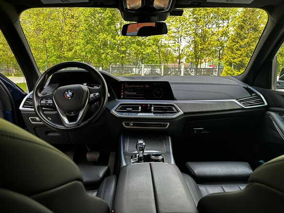 2021 BMW X5 40i IV (G05/G18), синий, 8450000 рублей - вид 4