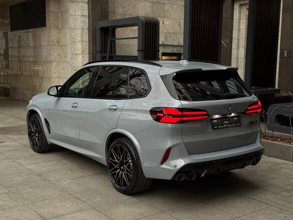 2025 BMW X5 M Competition III (F95) Рестайлинг, серый, 26500000 рублей - вид 3