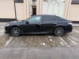 2022 Toyota Camry VIII (XV70) Рестайлинг, чёрный, 3300000 рублей, вид 3