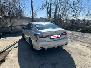 2023 Toyota Camry VIII (XV70) Рестайлинг, белый, 4750000 рублей, вид 4