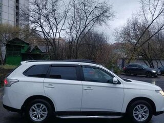 2012 Mitsubishi Outlander III, белый, 1400000 рублей, вид 3
