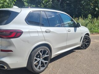 2020 BMW X5 40d IV (G05/G18), белый, 6200000 рублей, вид 4