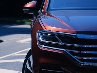 2020 Volkswagen Touareg III, красный, 7500000 рублей, вид 2