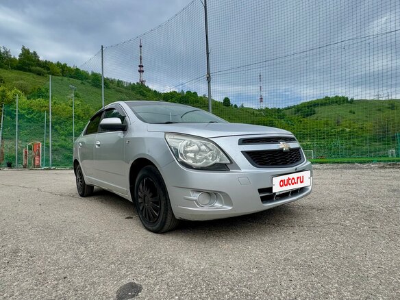 2014 Chevrolet Cobalt II, серебристый, 550000 рублей