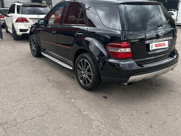 2008 Mercedes-Benz M-Класс 500 II (W164) Рестайлинг, чёрный, 1999000 рублей - вид 4