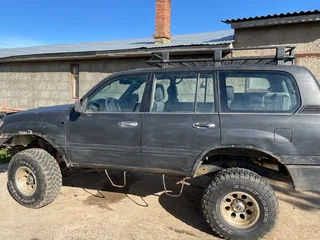 2003 Toyota Land Cruiser 105 100 Series Рестайлинг 1, чёрный, 1000000 рублей, вид 2