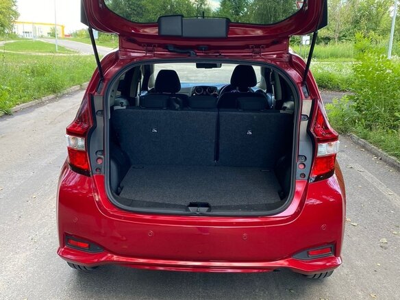 2018 Nissan Note e-Power II Рестайлинг, красный, 1620000 рублей - вид 11