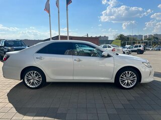 2015 Toyota Camry VII (XV50) Рестайлинг, белый, 1830000 рублей, вид 4