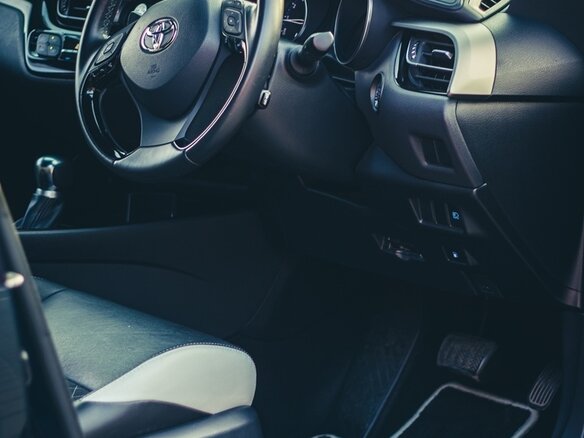 2019 Toyota C-HR I Рестайлинг, чёрный, 1877000 рублей - вид 7