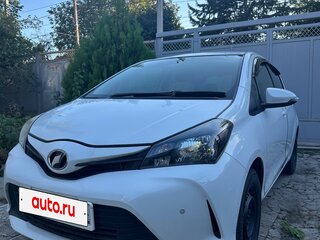 2015 Toyota Vitz III (XP130) Рестайлинг, белый, 730000 рублей, вид 2