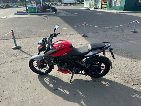 2020 Bajaj Pulsar NS 200, красный, 200000 рублей, вид 1