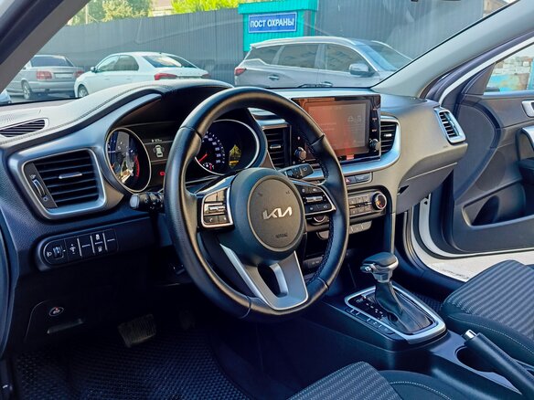 2021 Kia Ceed III Рестайлинг, белый, 1399999 рублей - вид 12