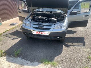 2013 Chevrolet Niva I Рестайлинг, серебристый, 350000 рублей, вид 3