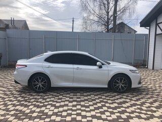 2021 Toyota Camry VIII (XV70) Рестайлинг, белый, 5500000 рублей, вид 4
