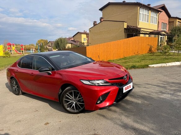 2021 Toyota Camry VIII (XV70) Рестайлинг, красный, 3550000 рублей - вид 1