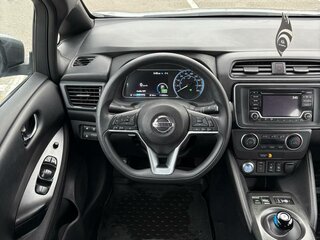2018 Nissan Leaf II (ZE1), серебристый, 1600000 рублей, вид 4