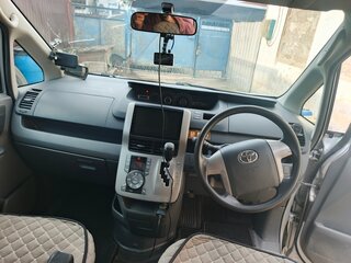 2010 Toyota Voxy II (R70), серебристый, 1350000 рублей, вид 3