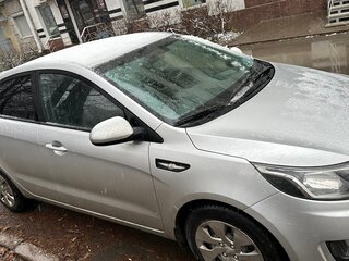2015 Kia Rio III Рестайлинг, серебристый, 800000 рублей, вид 4