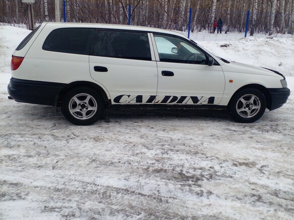 1999 Toyota Caldina I Рестайлинг, белый, 380000 рублей - вид 1