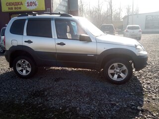 2011 Chevrolet Niva I Рестайлинг, серебристый, 650000 рублей, вид 3