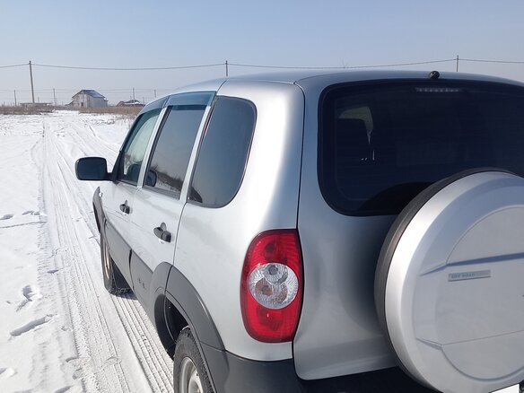 2018 Chevrolet Niva I Рестайлинг, серебристый, 730000 рублей - вид 8