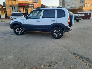 2017 Chevrolet Niva I Рестайлинг, белый, 600000 рублей, вид 2