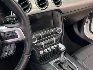 2019 Ford Mustang VI Рестайлинг, белый, 3100000 рублей, вид 4